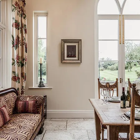 Semesterbostad The Casterton Grange Estate